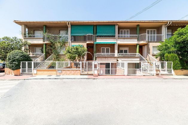 Foto 1 de Casa adossada en venda a calle Martínez Montañés de 4 habitacions amb balcó i aire acondicionat