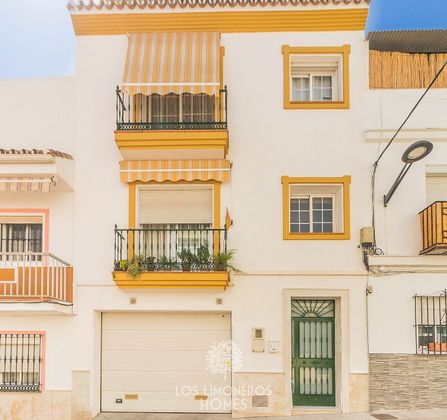 Foto 2 de Casa adosada en venta en calle María Rosa de 4 habitaciones con terraza y garaje