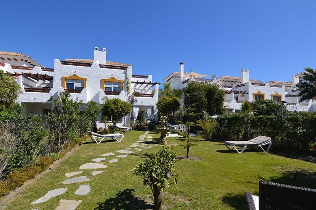 Foto 2 de Casa adosada en venta en calle Las Azaleas de 3 habitaciones con terraza y piscina
