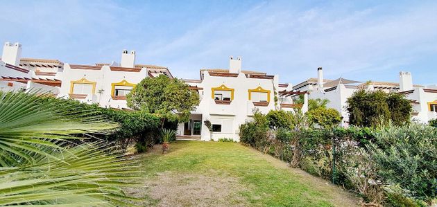 Foto 2 de Casa adossada en venda a calle Las Azaleas de 3 habitacions amb terrassa i piscina