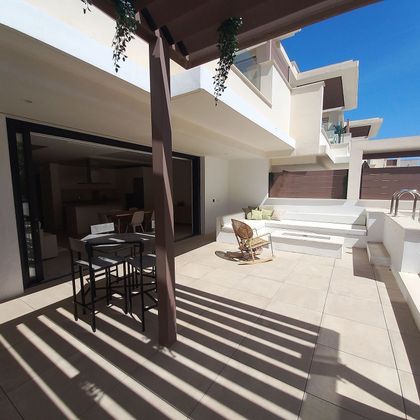 Foto 1 de Casa en venta en calle Sierra de Baza de 4 habitaciones con terraza y piscina