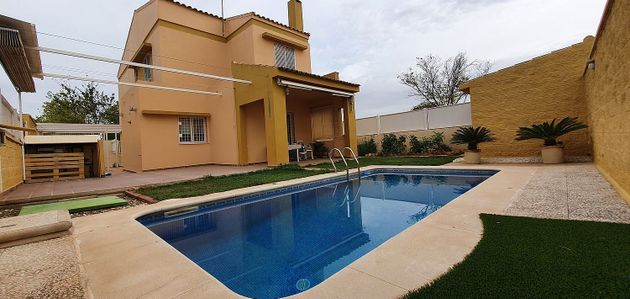 Foto 1 de Chalet en venta en Umbrete de 4 habitaciones con terraza y piscina