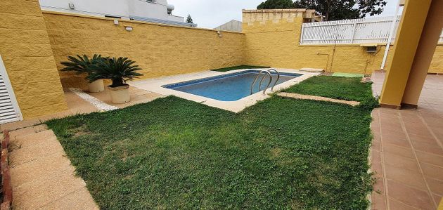 Foto 2 de Xalet en venda a Umbrete de 4 habitacions amb terrassa i piscina