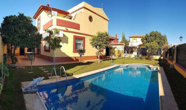 Foto 1 de Xalet en venda a Espartinas de 4 habitacions amb terrassa i piscina