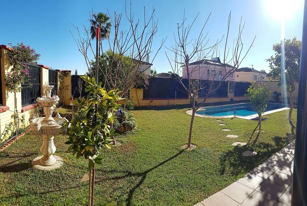 Foto 2 de Chalet en venta en Espartinas de 4 habitaciones con terraza y piscina