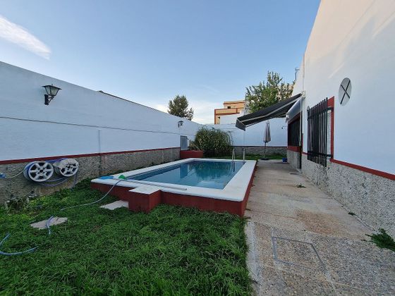 Foto 1 de Chalet en alquiler en Umbrete de 3 habitaciones con piscina y garaje