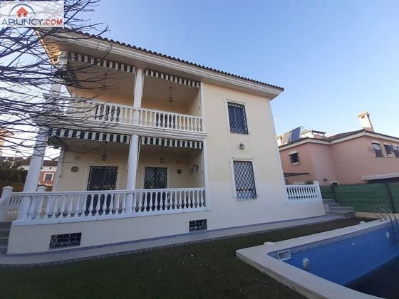 Foto 1 de Venta de chalet en Montequinto de 6 habitaciones con terraza y piscina
