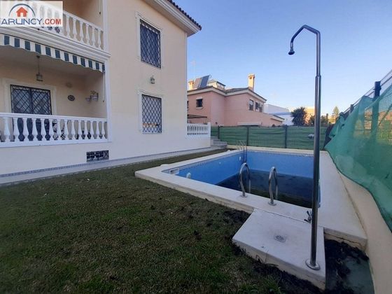 Foto 2 de Xalet en venda a Montequinto de 6 habitacions amb terrassa i piscina