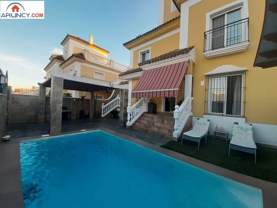Foto 1 de Alquiler de chalet en Arco Norte - Avda. España de 5 habitaciones con terraza y piscina