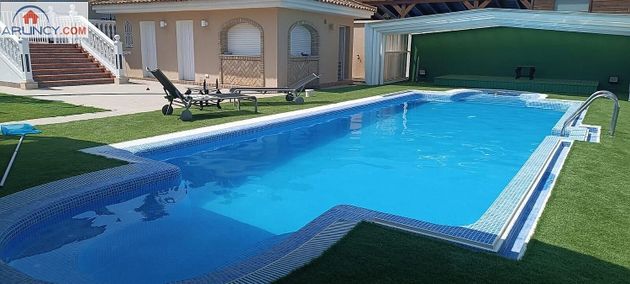 Foto 1 de Xalet en lloguer a Montequinto de 5 habitacions amb piscina i jardí