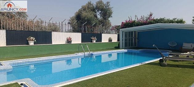Foto 2 de Xalet en lloguer a Montequinto de 5 habitacions amb piscina i jardí