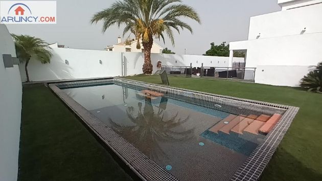 Foto 1 de Xalet en lloguer a Montequinto de 4 habitacions amb terrassa i piscina