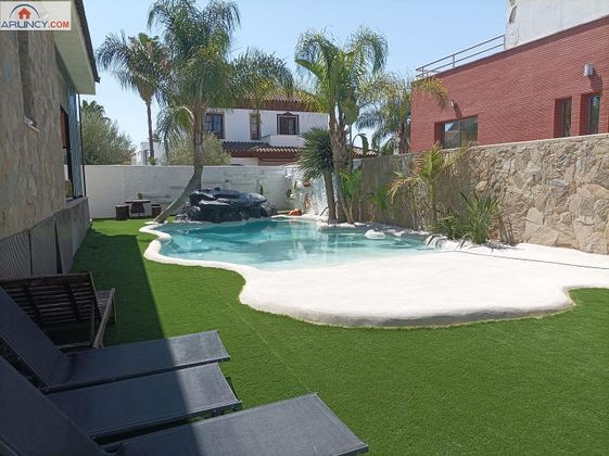 Foto 1 de Venta de chalet en Montequinto de 5 habitaciones con piscina y jardín