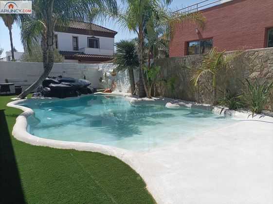 Foto 2 de Xalet en venda a Montequinto de 5 habitacions amb piscina i jardí