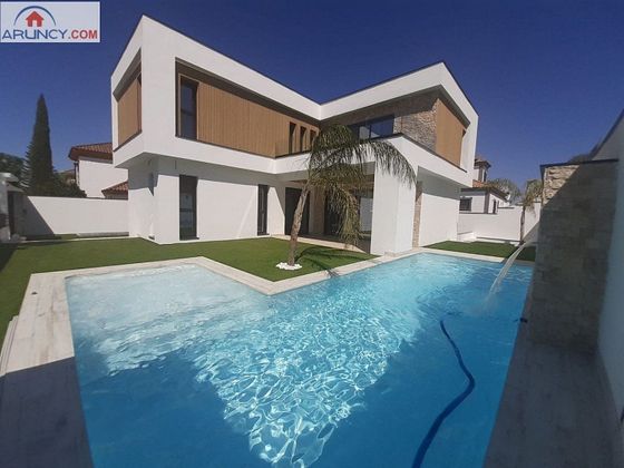 Foto 1 de Xalet en venda a Montequinto de 5 habitacions amb piscina i aire acondicionat