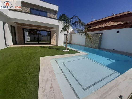 Foto 2 de Xalet en venda a Montequinto de 5 habitacions amb piscina i aire acondicionat