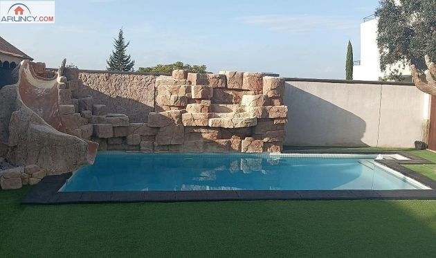 Foto 1 de Venta de chalet en Montequinto de 6 habitaciones con piscina y jardín