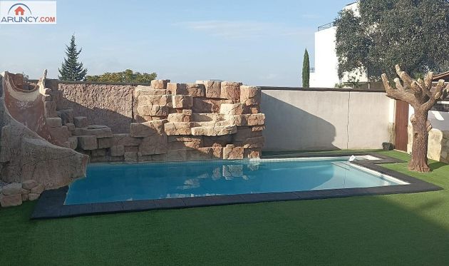 Foto 2 de Venta de chalet en Montequinto de 6 habitaciones con piscina y jardín