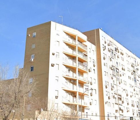 Foto 1 de Venta de piso en calle Carlos Marx de 4 habitaciones con terraza y ascensor