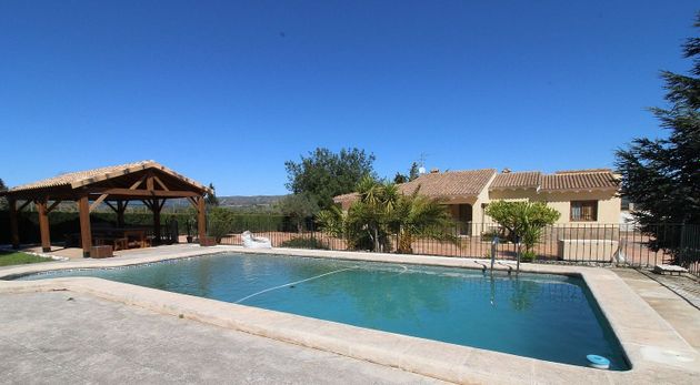 Foto 2 de Chalet en venta en Ontinyent de 3 habitaciones con terraza y piscina