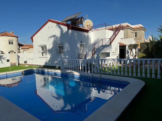 Foto 1 de Chalet en venta en Los Narejos de 3 habitaciones con piscina y jardín