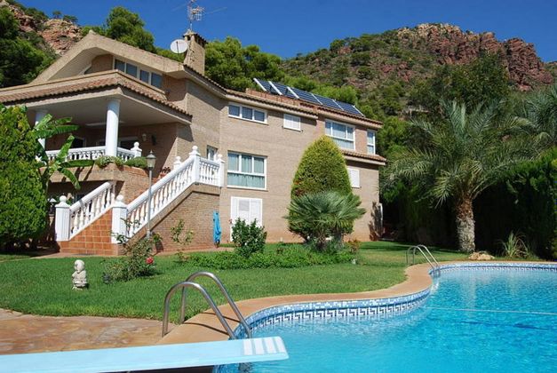 Foto 2 de Chalet en venta en Centro - El Castillo de 5 habitaciones con terraza y piscina