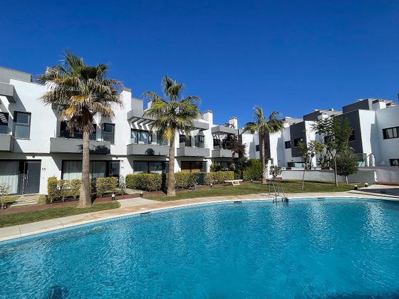 Foto 1 de Casa adossada en venda a calle Helechos de 3 habitacions amb terrassa i piscina