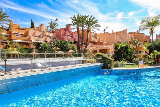 Foto 1 de Casa adosada en venta en Nueva Andalucía centro de 3 habitaciones con terraza y piscina