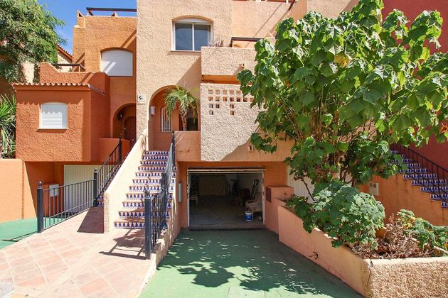 Foto 2 de Casa adossada en venda a Nueva Andalucía centro de 3 habitacions amb terrassa i piscina