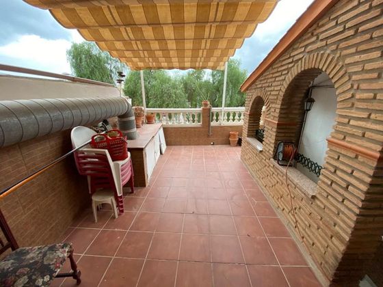 Foto 1 de Casa adossada en venda a Polígonos - Recinto Ferial Cortijo de Torres de 5 habitacions amb terrassa