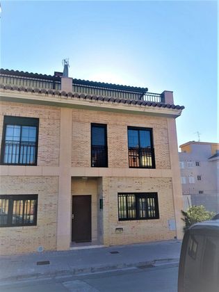 Foto 1 de Casa adossada en venda a calle Rafael Lacalle de 4 habitacions amb terrassa i garatge