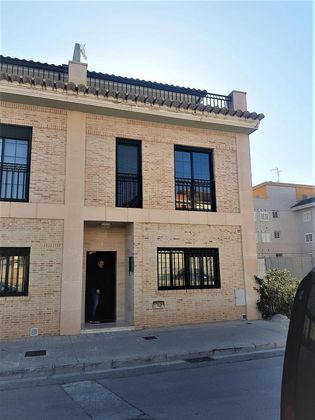 Foto 2 de Casa adossada en venda a calle Rafael Lacalle de 4 habitacions amb terrassa i garatge