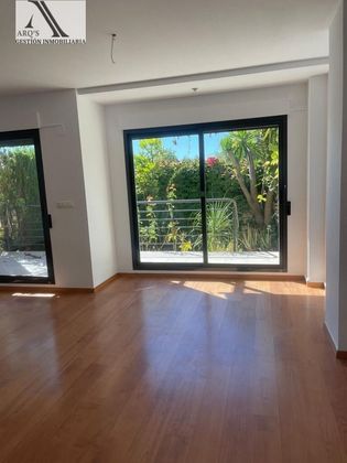 Foto 2 de Casa adosada en alquiler en Pueblo Español-Coveta Fumá de 4 habitaciones con terraza y piscina