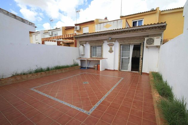 Foto 1 de Casa adossada en venda a calle Villanueva del Ariscal de 3 habitacions amb terrassa i balcó