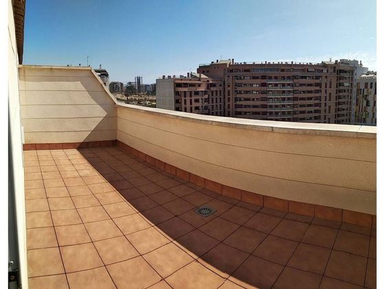 Foto 1 de Alquiler de ático en Juan Carlos I de 2 habitaciones con terraza y piscina