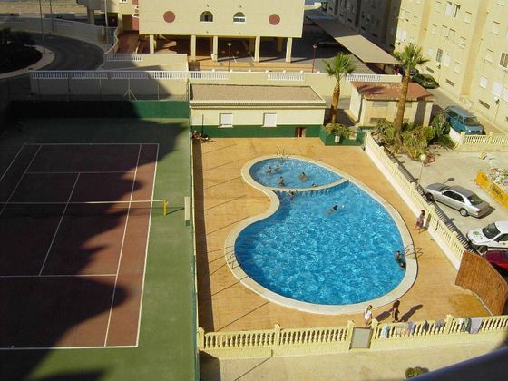 Foto 1 de Venta de piso en calle Oasispl G de 2 habitaciones con piscina y jardín
