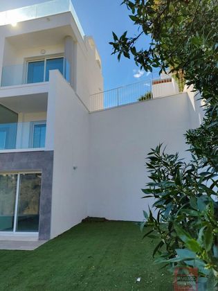 Foto 2 de Casa adossada en venda a calle Pinzón de 3 habitacions amb terrassa i piscina