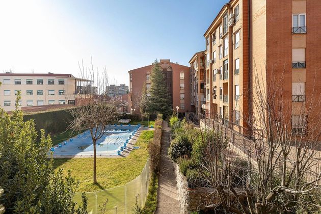 Foto 2 de Pis en venda a calle De Alfacar de 2 habitacions amb terrassa i piscina