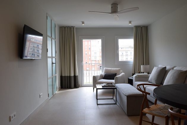 Foto 1 de Alquiler de piso en La Goleta - San Felipe Neri de 2 habitaciones con muebles y balcón