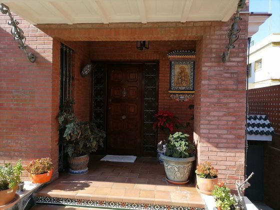 Foto 2 de Xalet en venda a Nervión de 5 habitacions amb terrassa i jardí