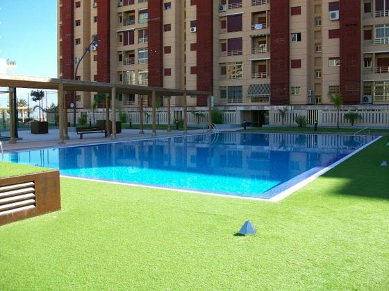 Foto 2 de Piso en alquiler en Playa de Gandia de 4 habitaciones con terraza y piscina