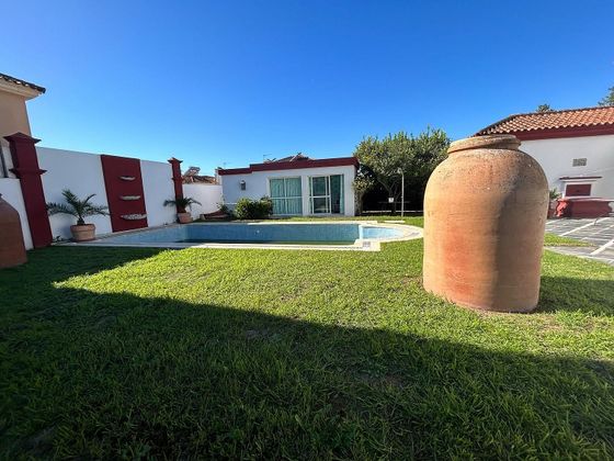 Foto 2 de Casa en venta en Gelves de 5 habitaciones con terraza y piscina