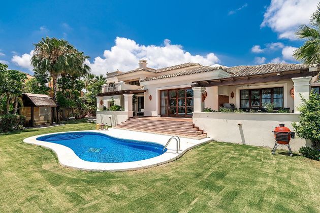 Foto 2 de Xalet en venda a Los Naranjos - Las Brisas de 6 habitacions amb terrassa i piscina