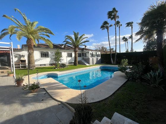 Foto 1 de Chalet en venta en Espartinas de 4 habitaciones con terraza y piscina
