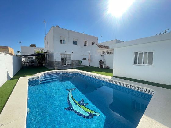 Foto 2 de Casa en venda a Bollullos de la Mitación de 3 habitacions amb terrassa i piscina