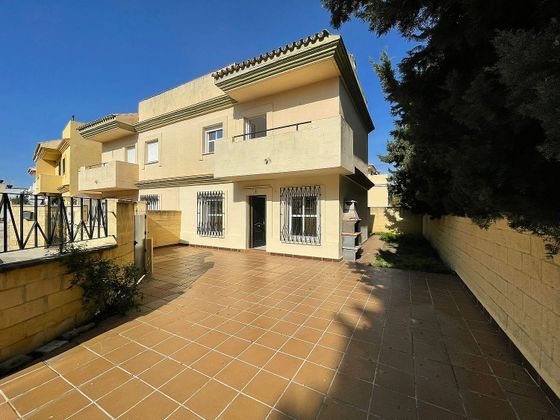 Foto 1 de Casa adossada en venda a Villanueva del Ariscal de 3 habitacions amb terrassa i aire acondicionat