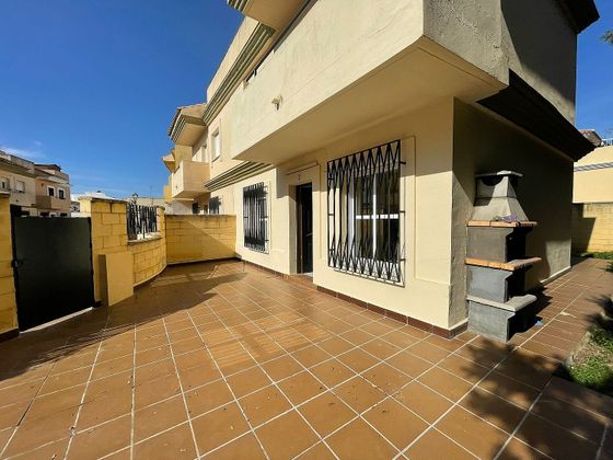 Foto 2 de Casa adossada en venda a Villanueva del Ariscal de 3 habitacions amb terrassa i aire acondicionat