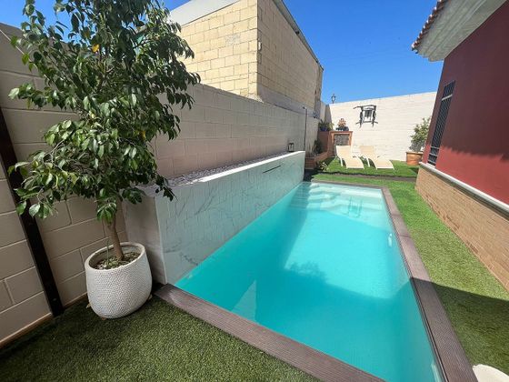 Foto 1 de Venta de casa en Salteras de 4 habitaciones con terraza y piscina
