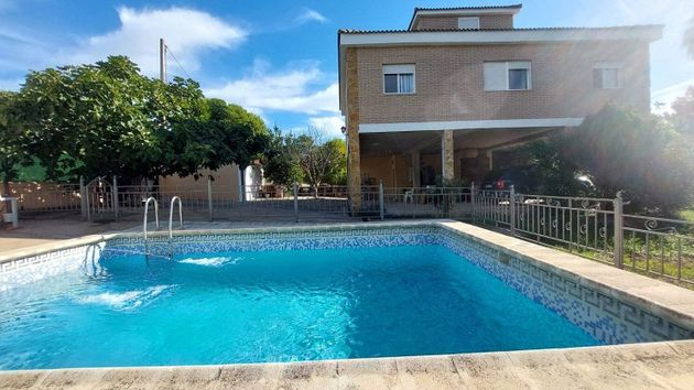 Foto 1 de Venta de chalet en Godelleta de 5 habitaciones con terraza y piscina