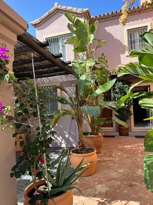 Foto 2 de Venta de casa en Benahavís de 3 habitaciones con terraza y piscina